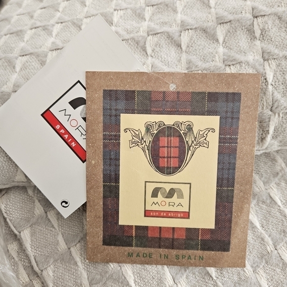 Mora Son De Abrigo Spain 2 Throw Blankets Cotton Blend Textured Weave Gray Cream - Picture 5 of 16